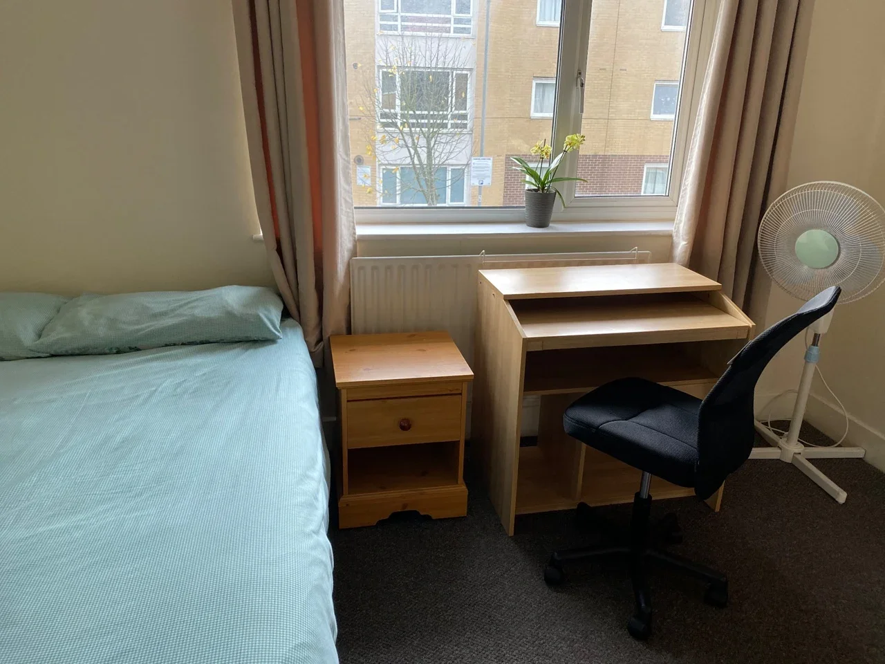 Room Nightingale Avenue in Greater London