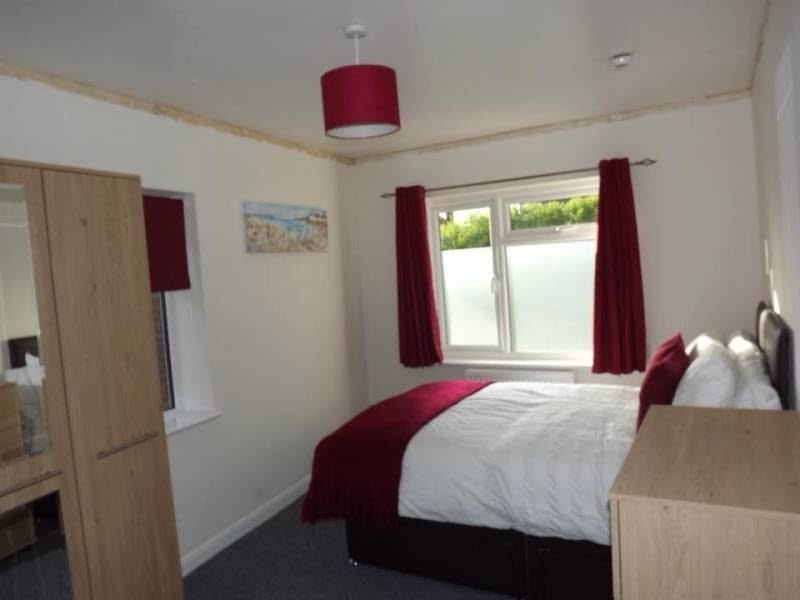 Room Saltwells Road in Dudley