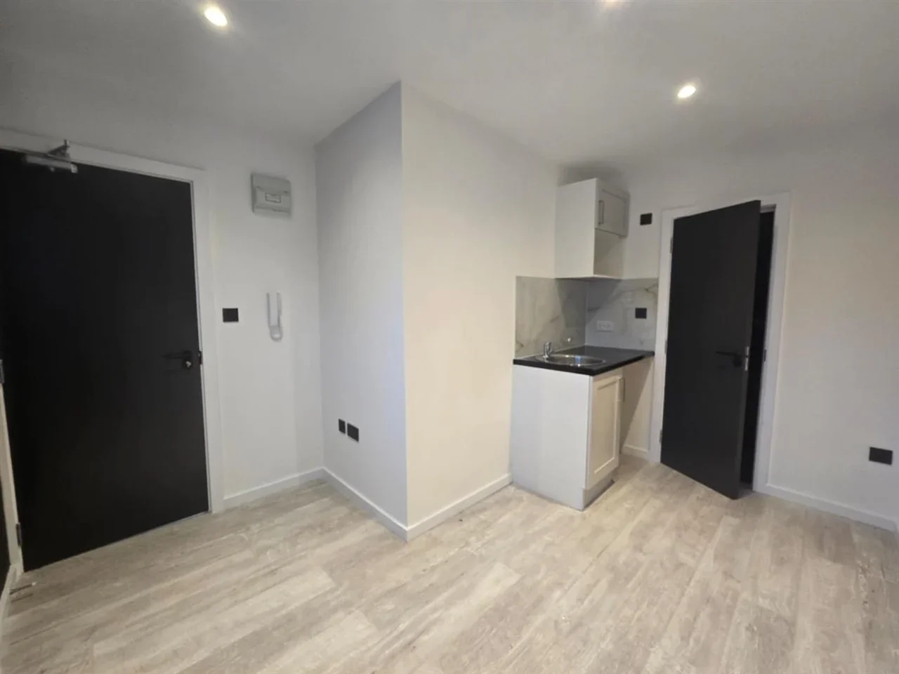 Flat Sunnyhill Road in Greater London