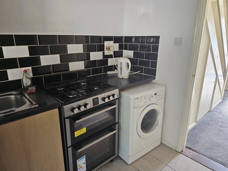 Room Briar Way in Slough