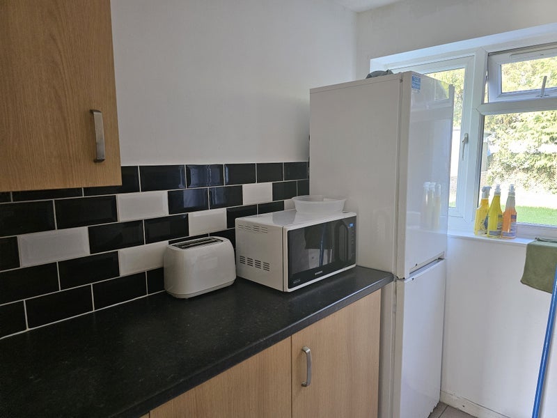 Room Briar Way in Slough