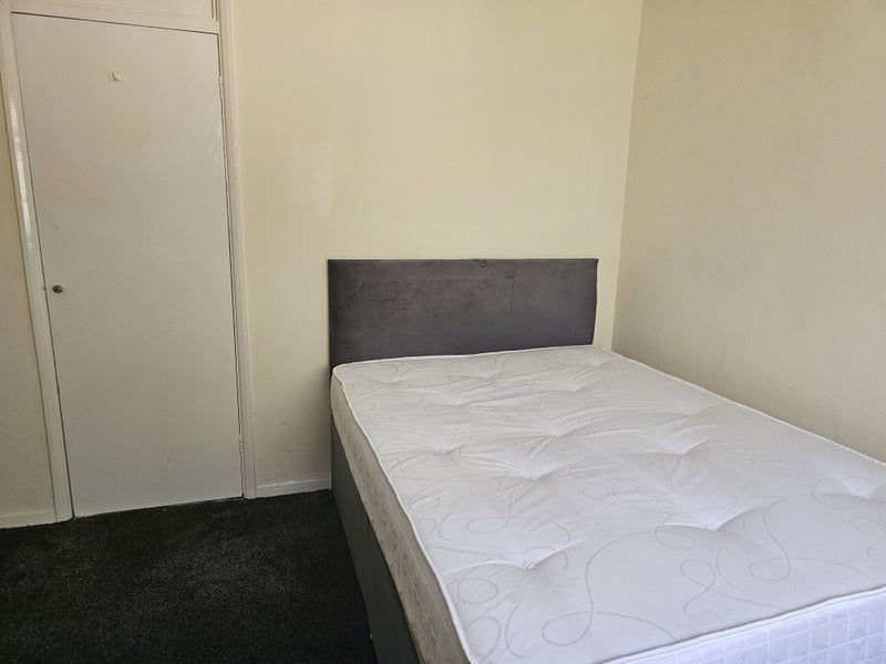 Room Briar Way in Slough