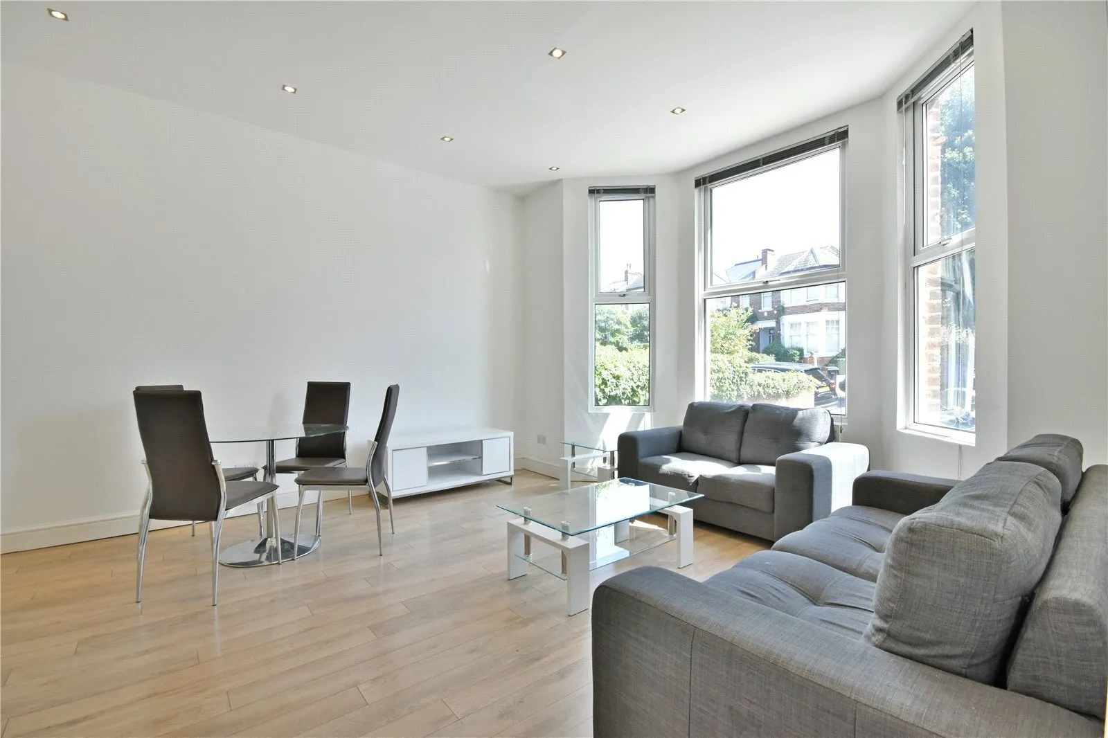 Flat Minster Road in Greater London