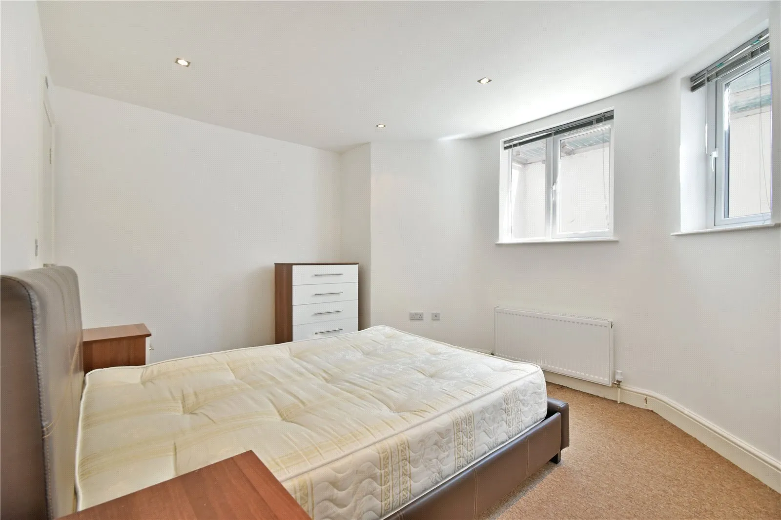 Flat Minster Road in Greater London