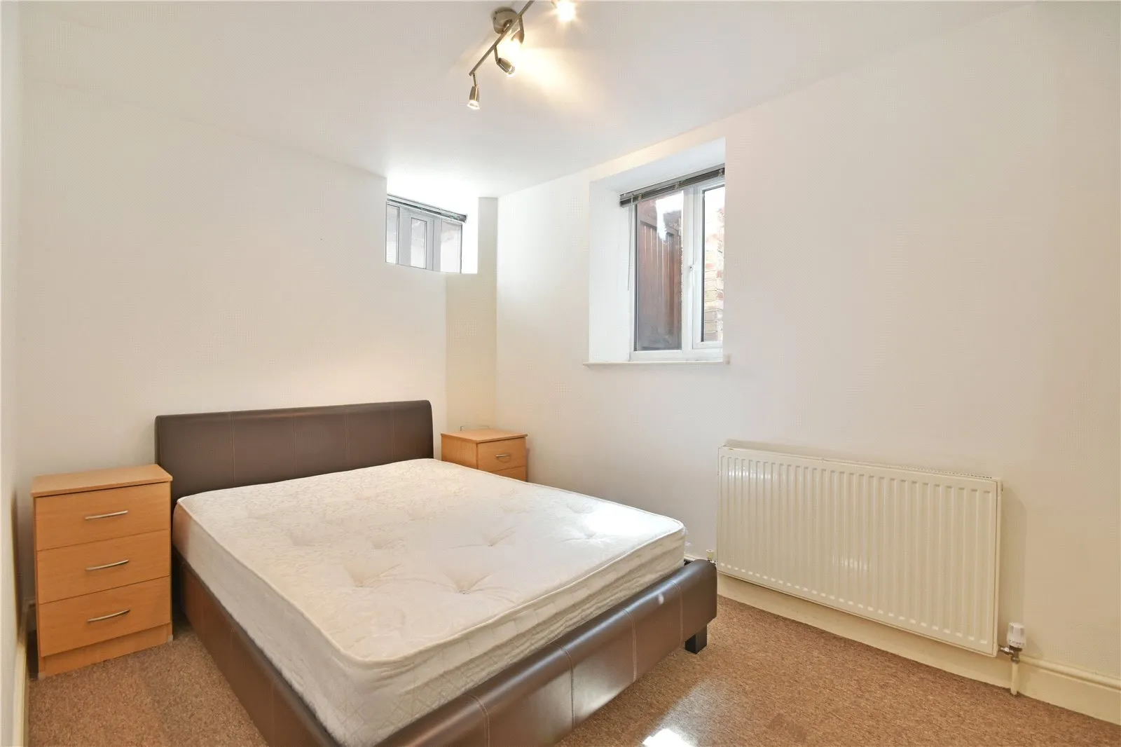 Flat Minster Road in Greater London