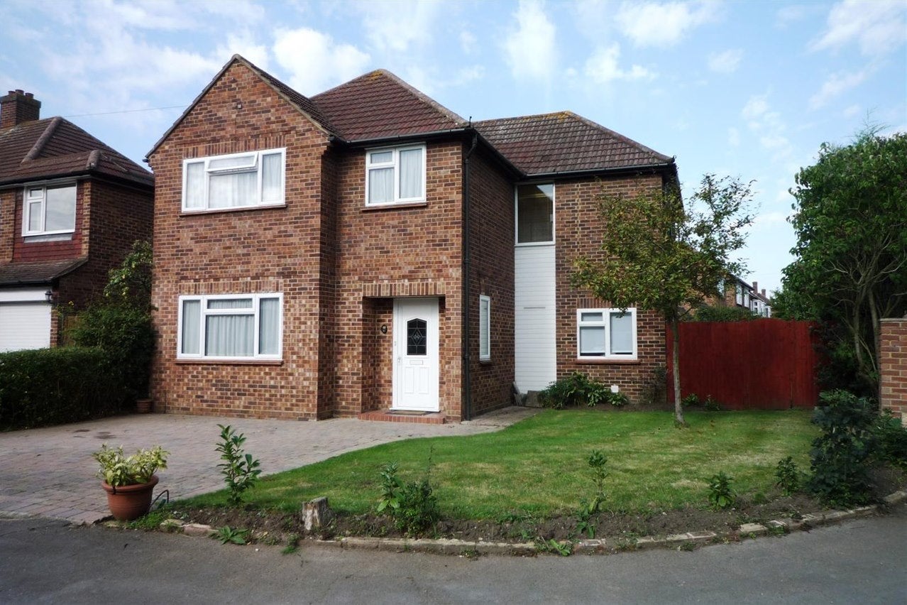 House Havers Avenue in Elmbridge