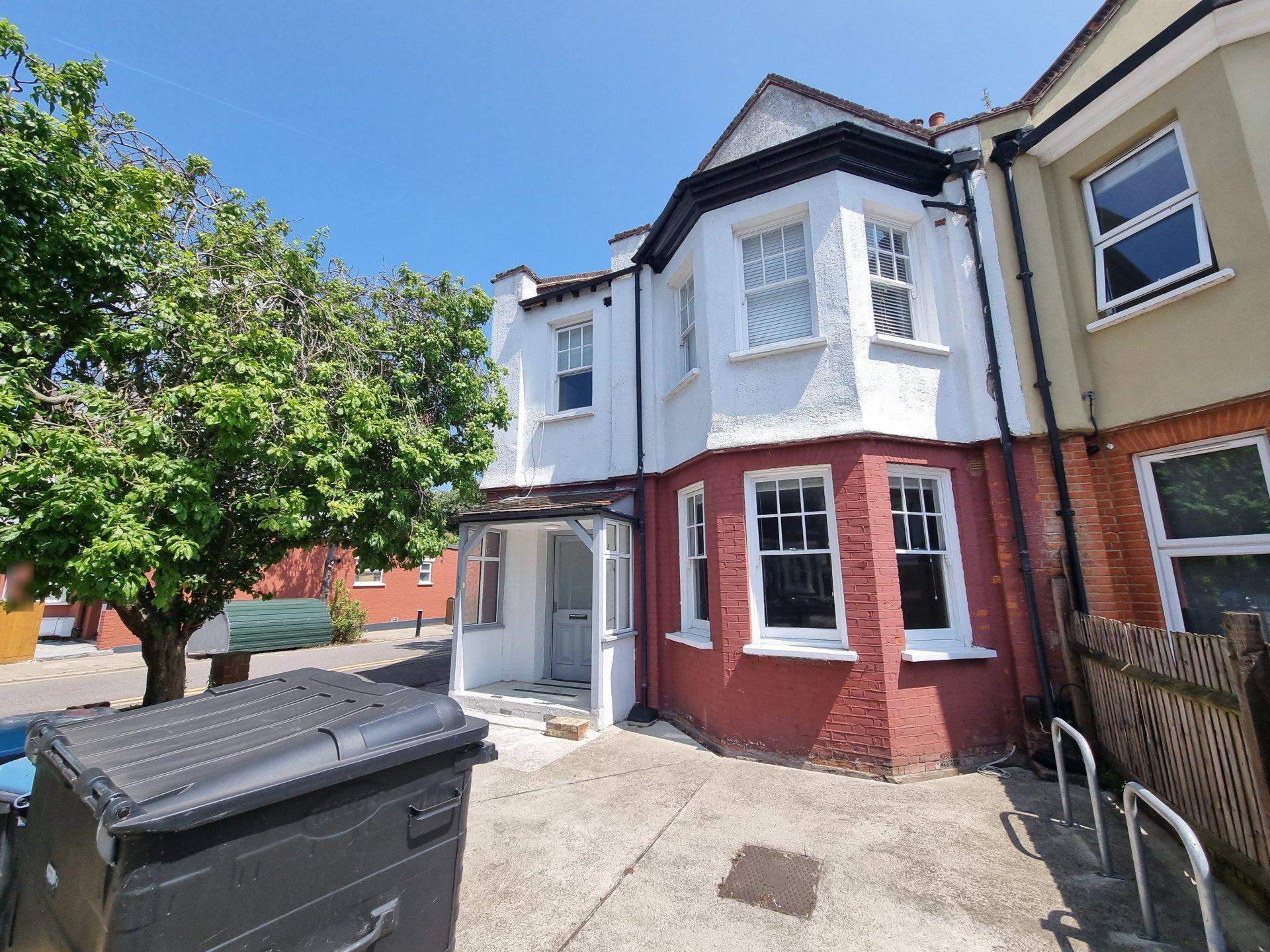Room Palmerston Road in Greater London