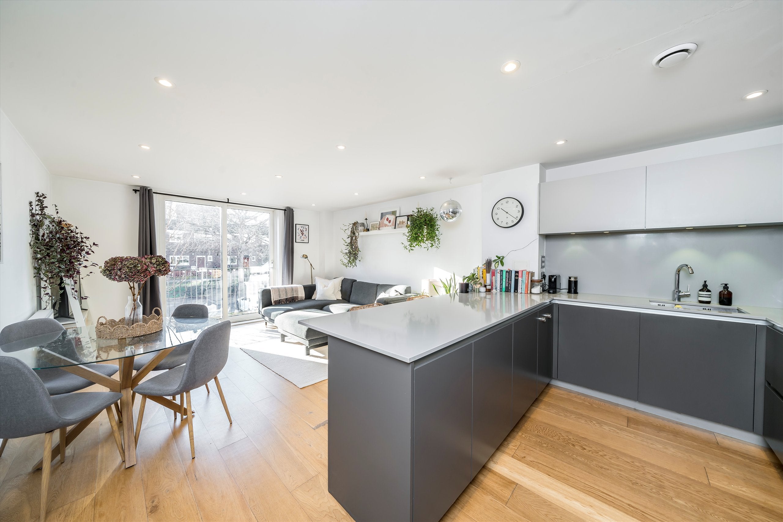 Flat Gideon Road in Greater London