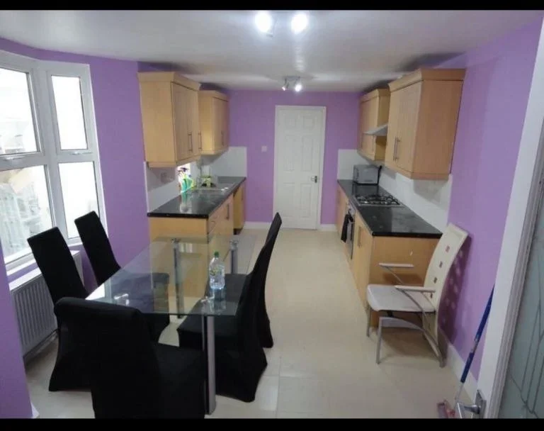 Room Westbury Road in Greater London