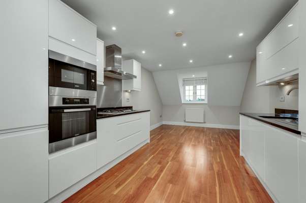 Flat Ewell Road in Greater London