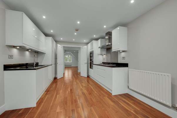 Flat Ewell Road in Greater London