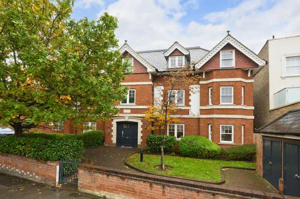 Flat Ewell Road in Greater London