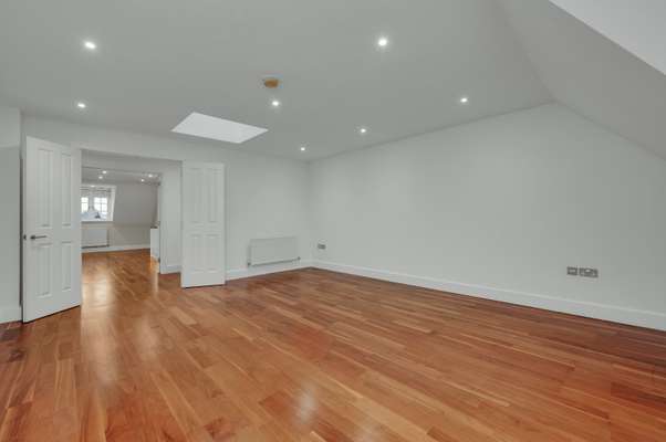 Flat Ewell Road in Greater London