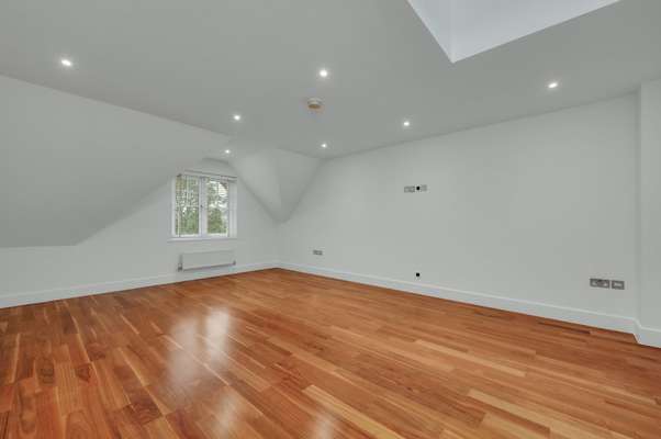 Flat Ewell Road in Greater London
