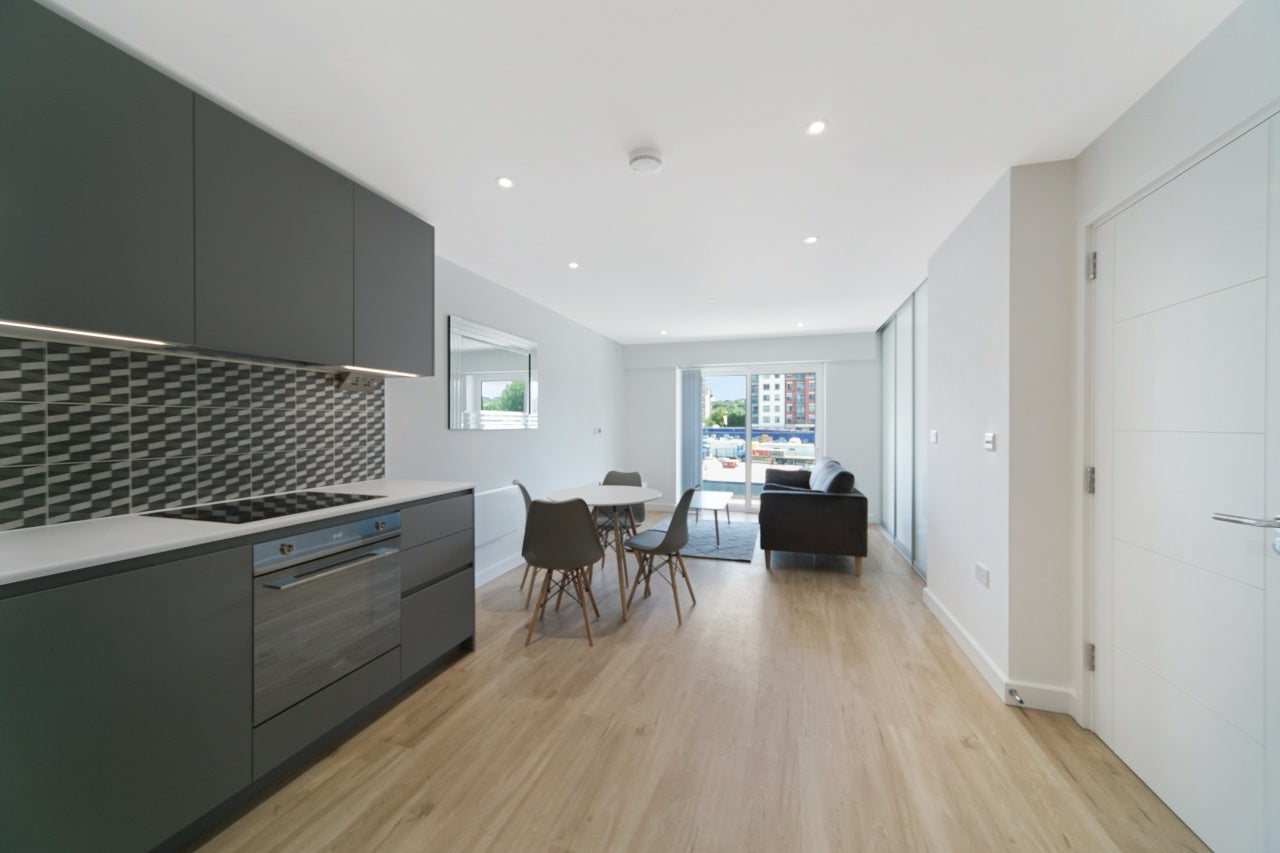 Flat Caversham Road in Greater London