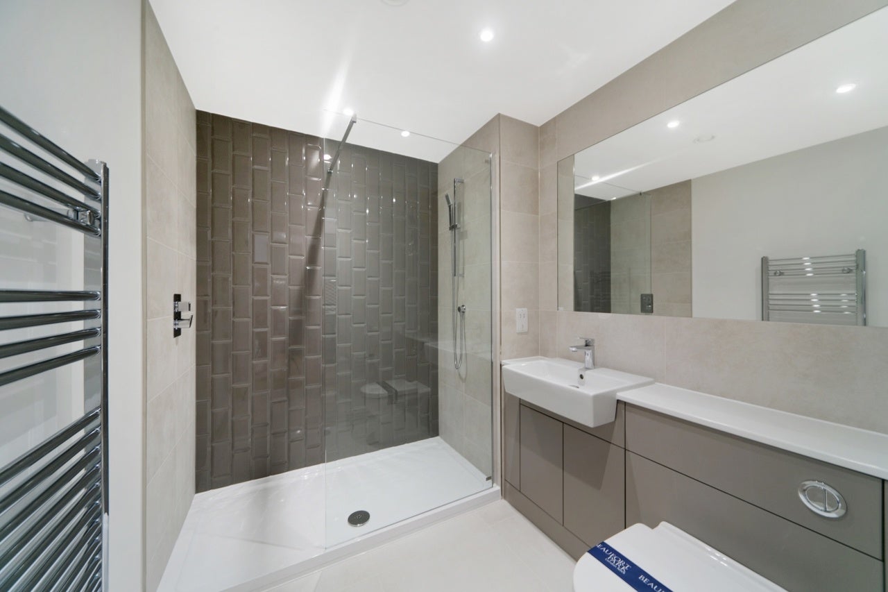 Flat Caversham Road in Greater London