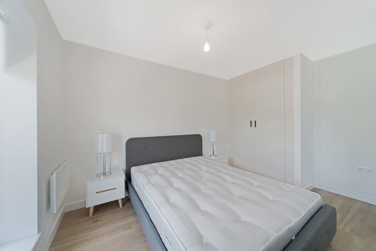 Flat Caversham Road in Greater London