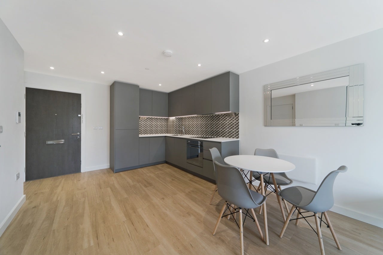 Flat Caversham Road in Greater London