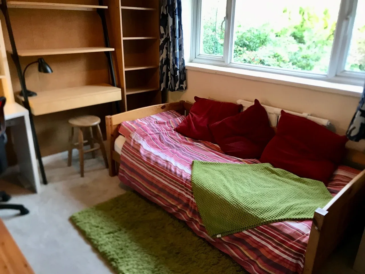 Room High View Road in Guildford