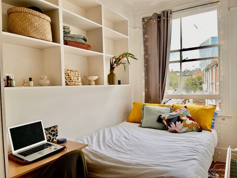 Flat Hargrave Road in Greater London