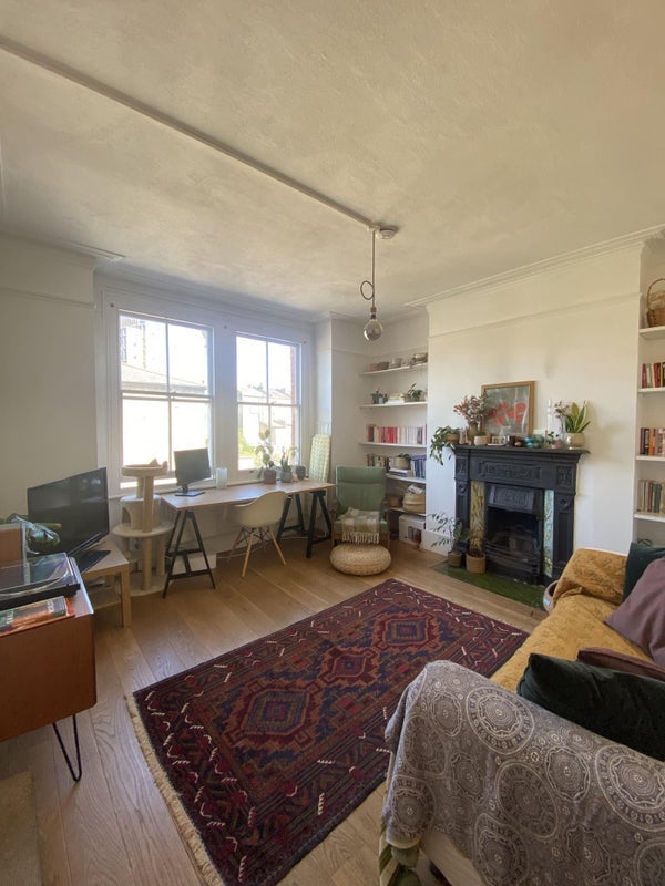 Flat Hargrave Road in Greater London