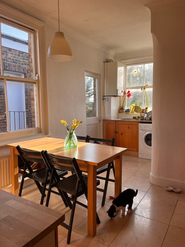 Flat Hargrave Road in Greater London