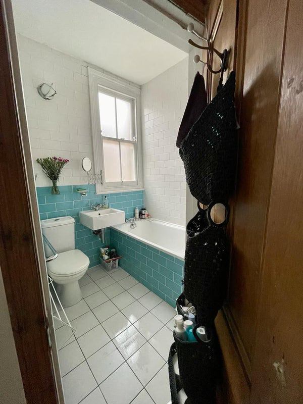 Flat Hargrave Road in Greater London