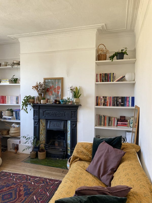 Flat Hargrave Road in Greater London