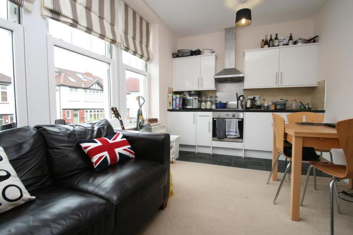Flat Dundonald Road in Bristol