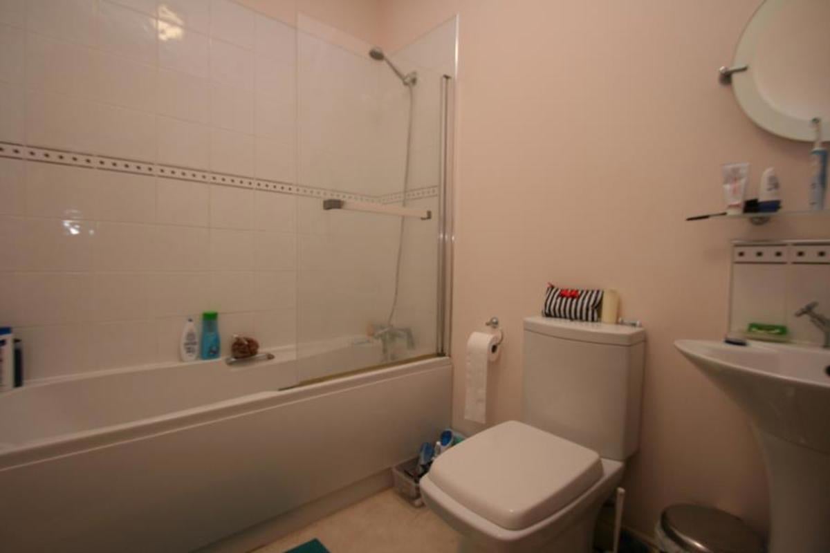 Flat Dundonald Road in Bristol