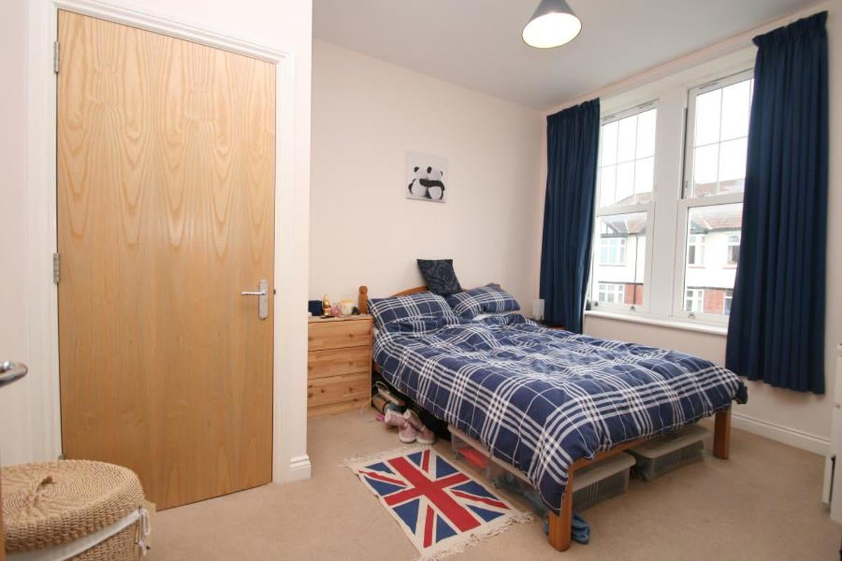 Flat Dundonald Road in Bristol