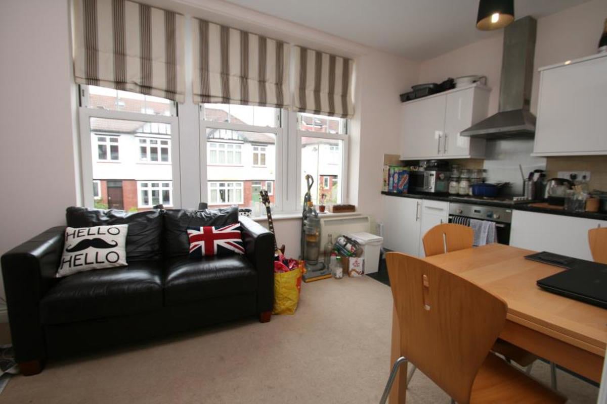 Flat Dundonald Road in Bristol