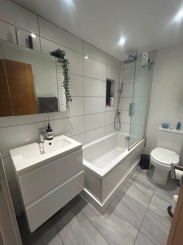 Room Glycena Road in Greater London