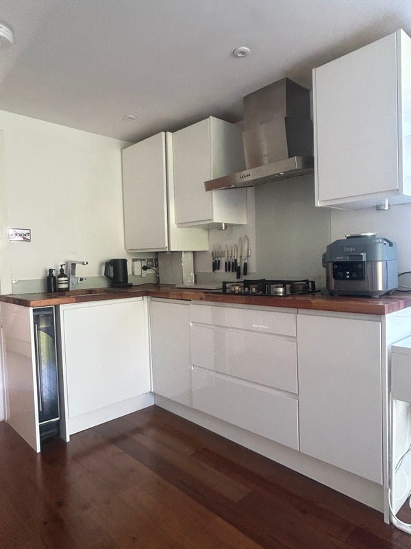 Room Glycena Road in Greater London