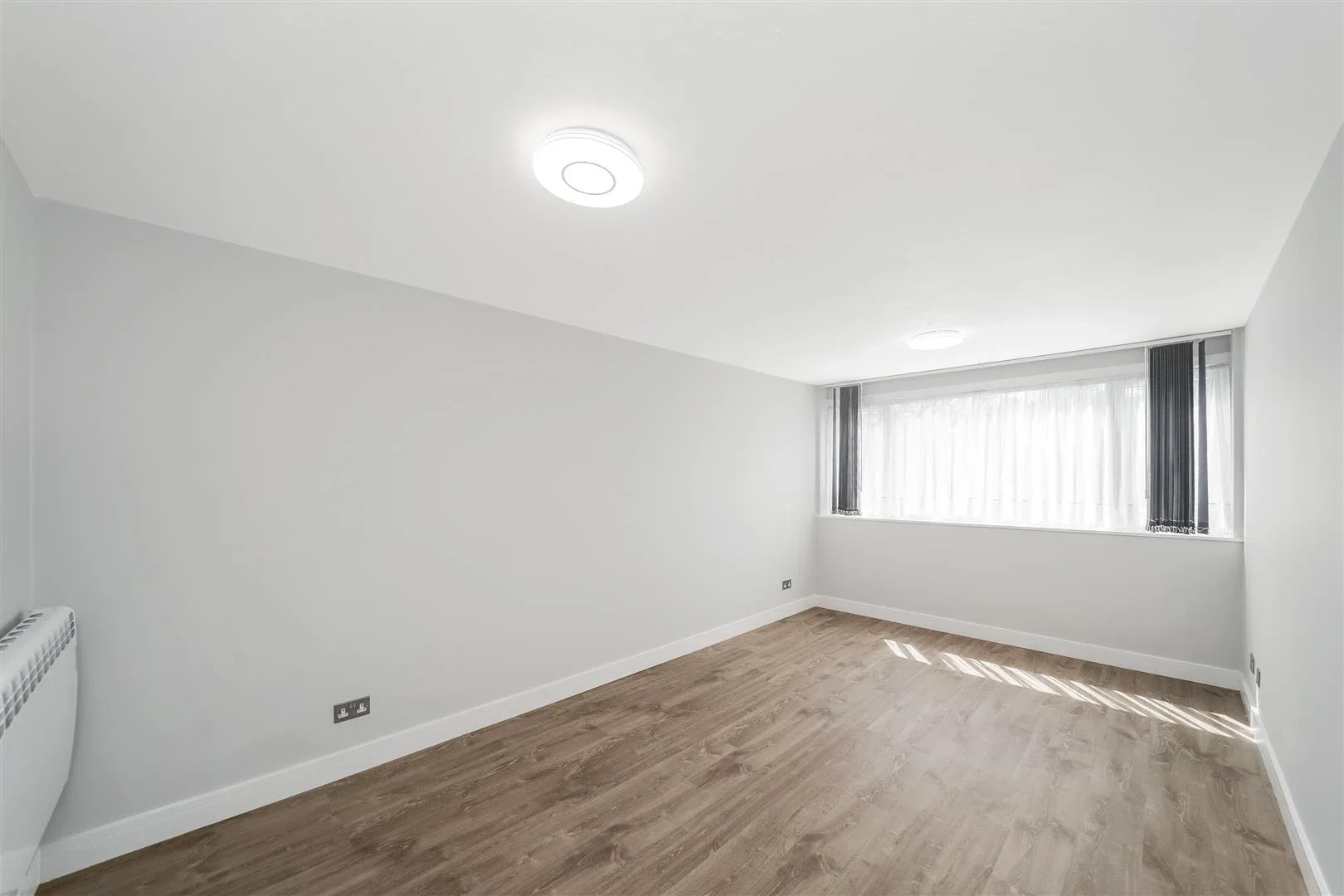 Flat Connaught Avenue in Greater London