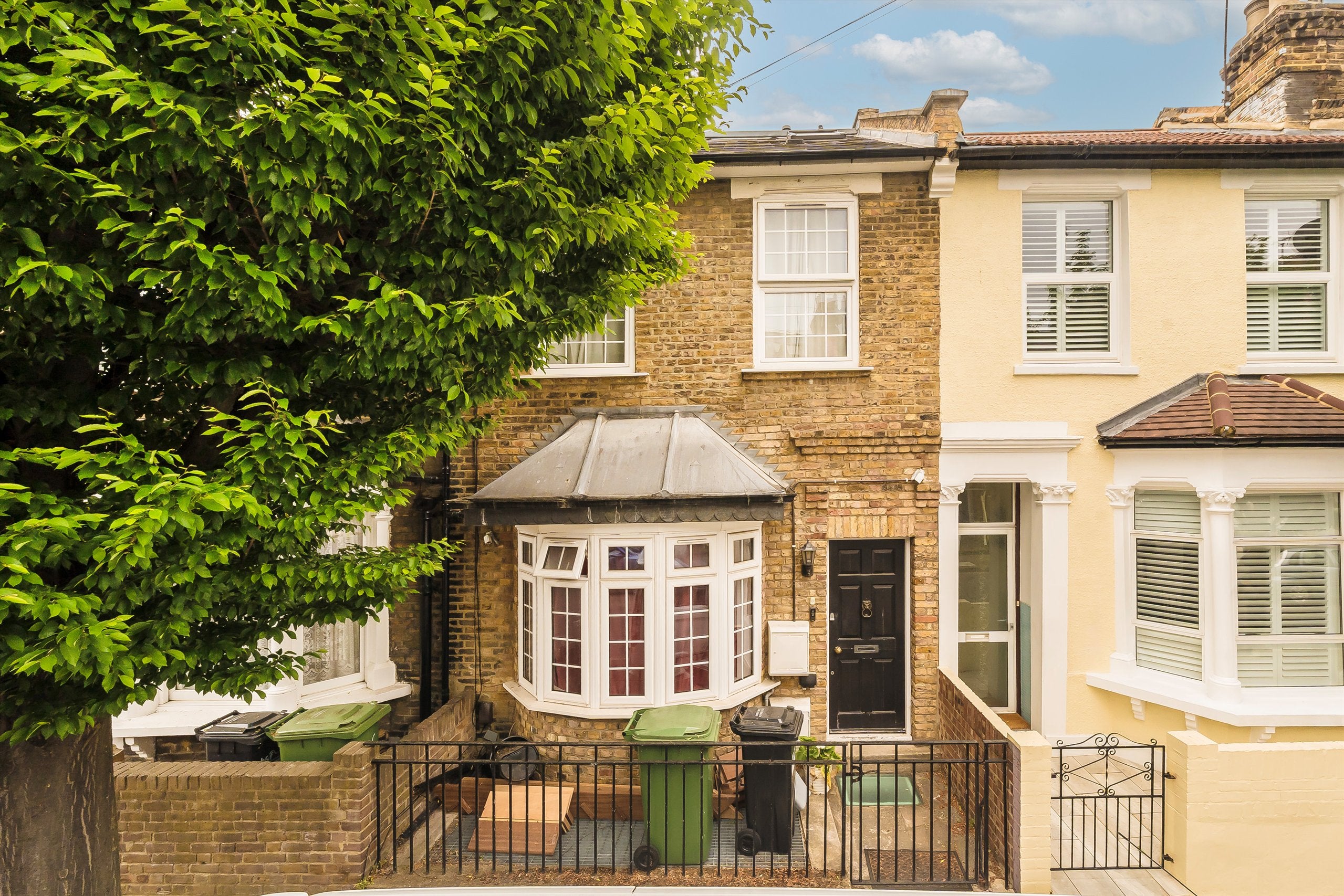 Flat Biscay Road in Greater London
