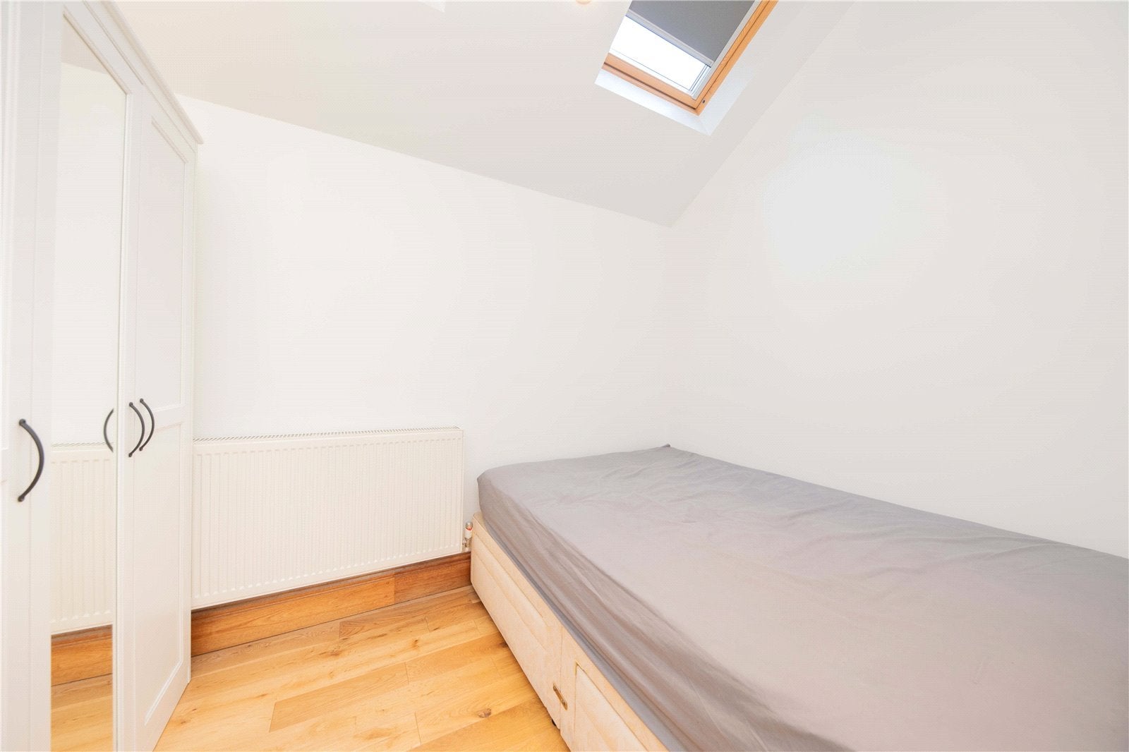 Flat Biscay Road in Greater London