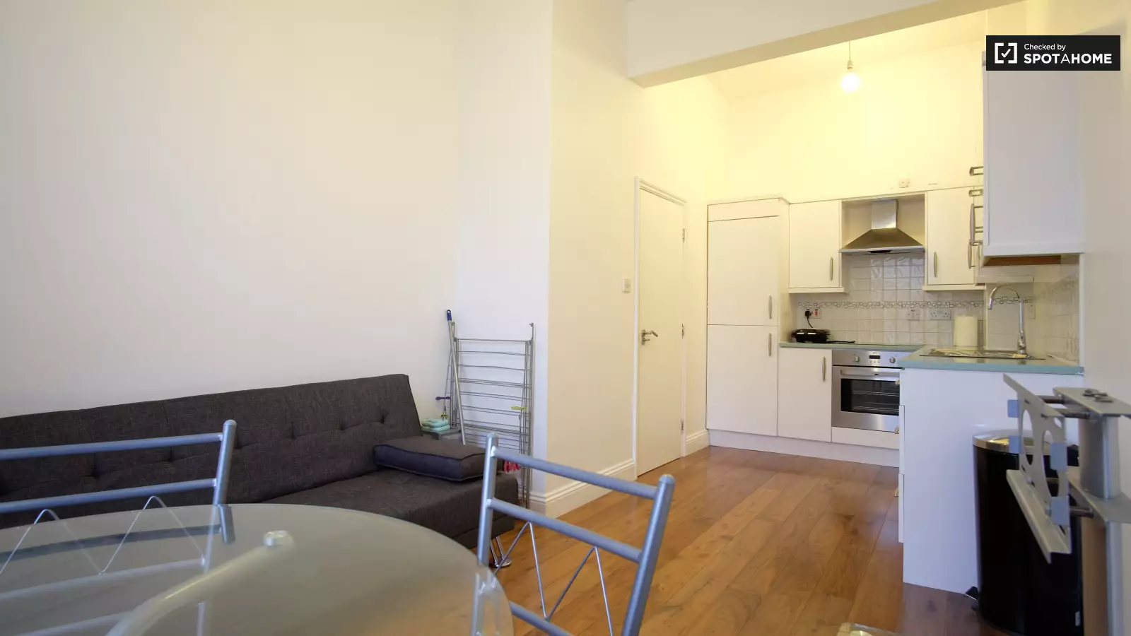 Flat Kingsland High Street in Greater London