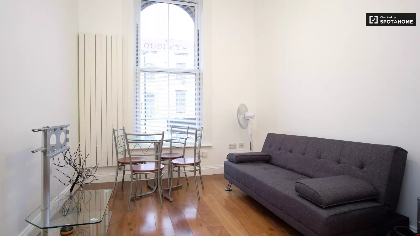 Flat Kingsland High Street in Greater London