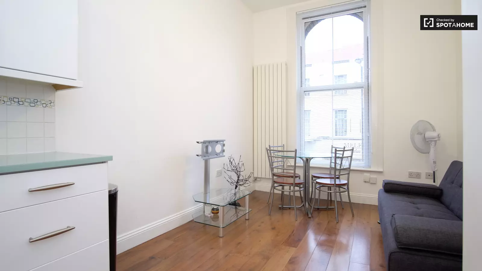 Flat Kingsland High Street in Greater London