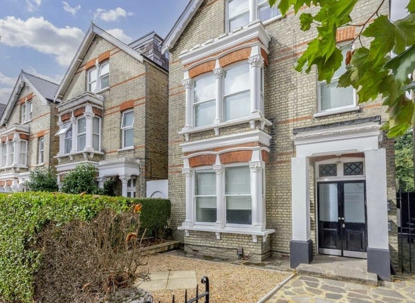Flat Beaufort Road in London