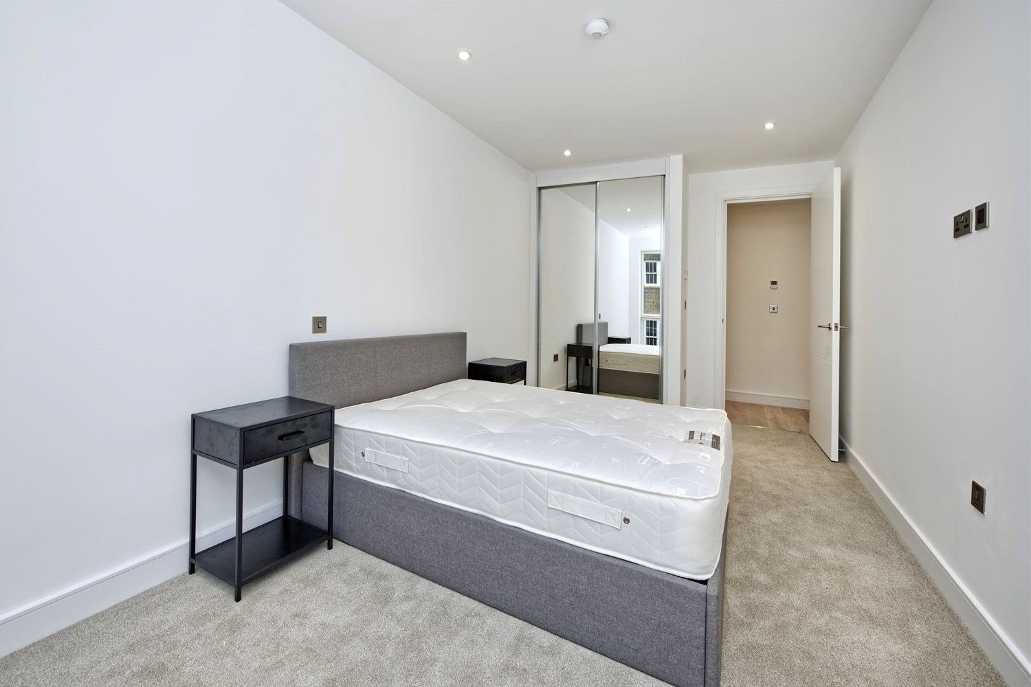 Flat Clapham Road in Greater London