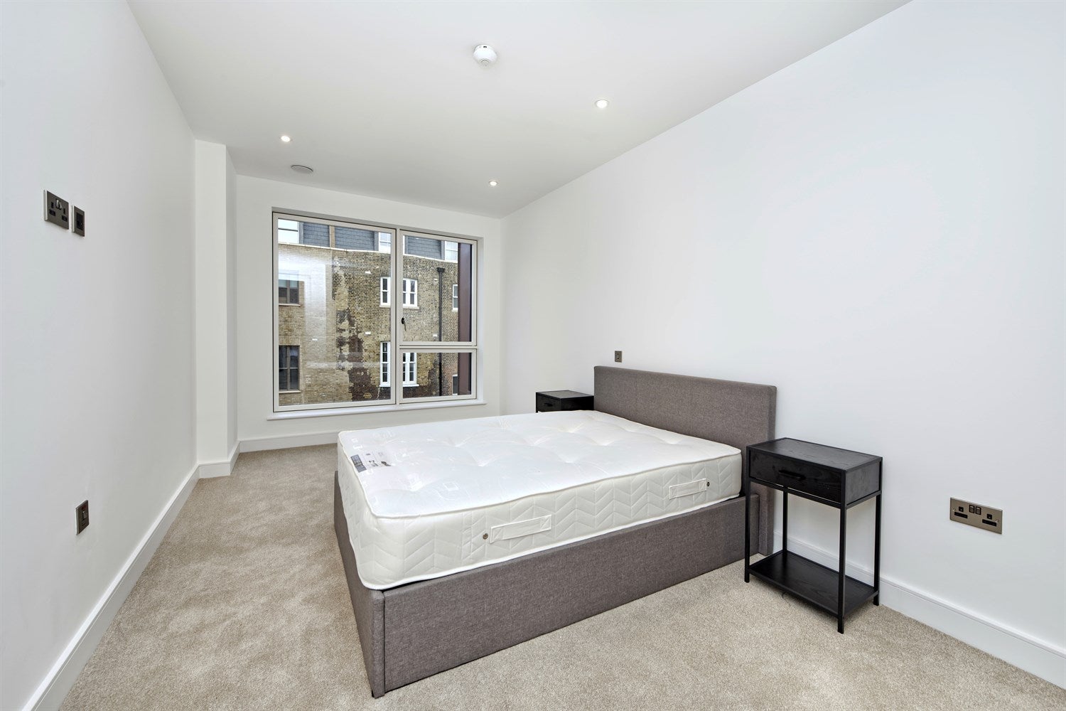 Flat Clapham Road in Greater London