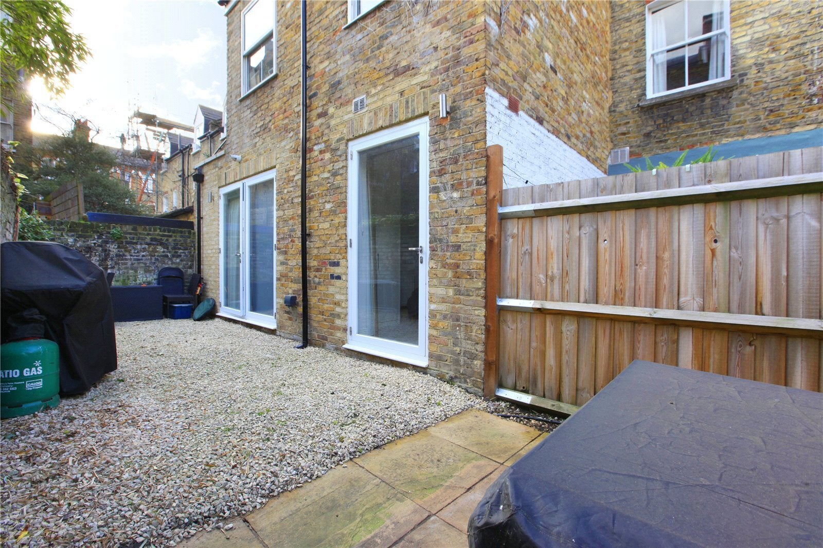 Flat Atherfold Road in Greater London