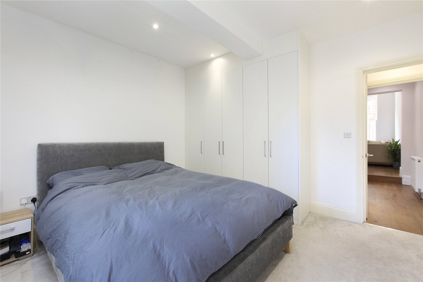 Flat Atherfold Road in Greater London