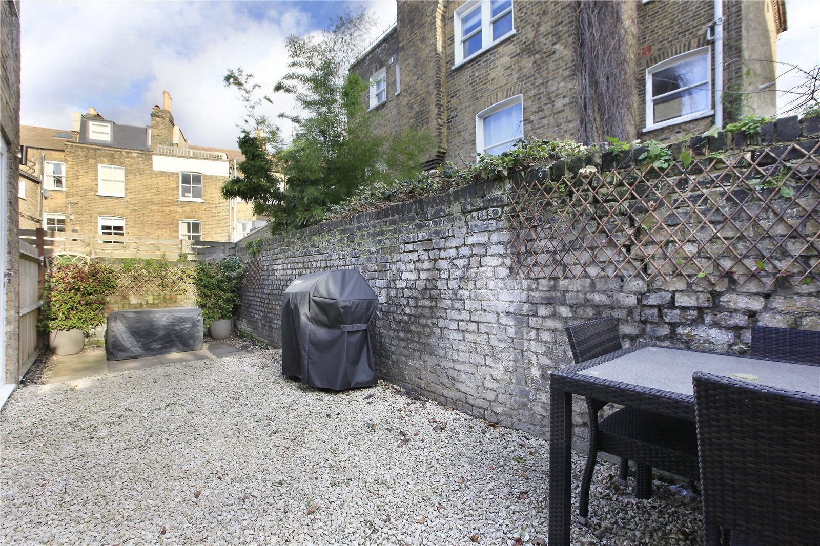 Flat Atherfold Road in Greater London