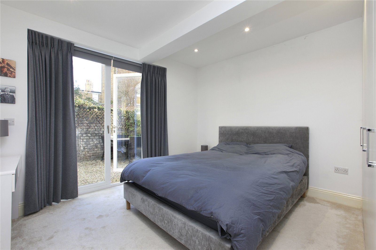 Flat Atherfold Road in Greater London