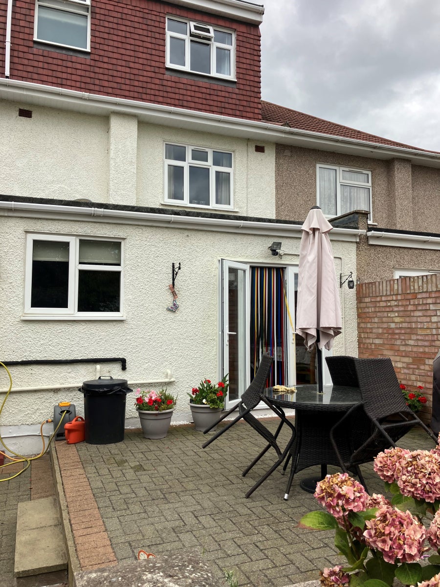 Flat Raynton Drive in Greater London