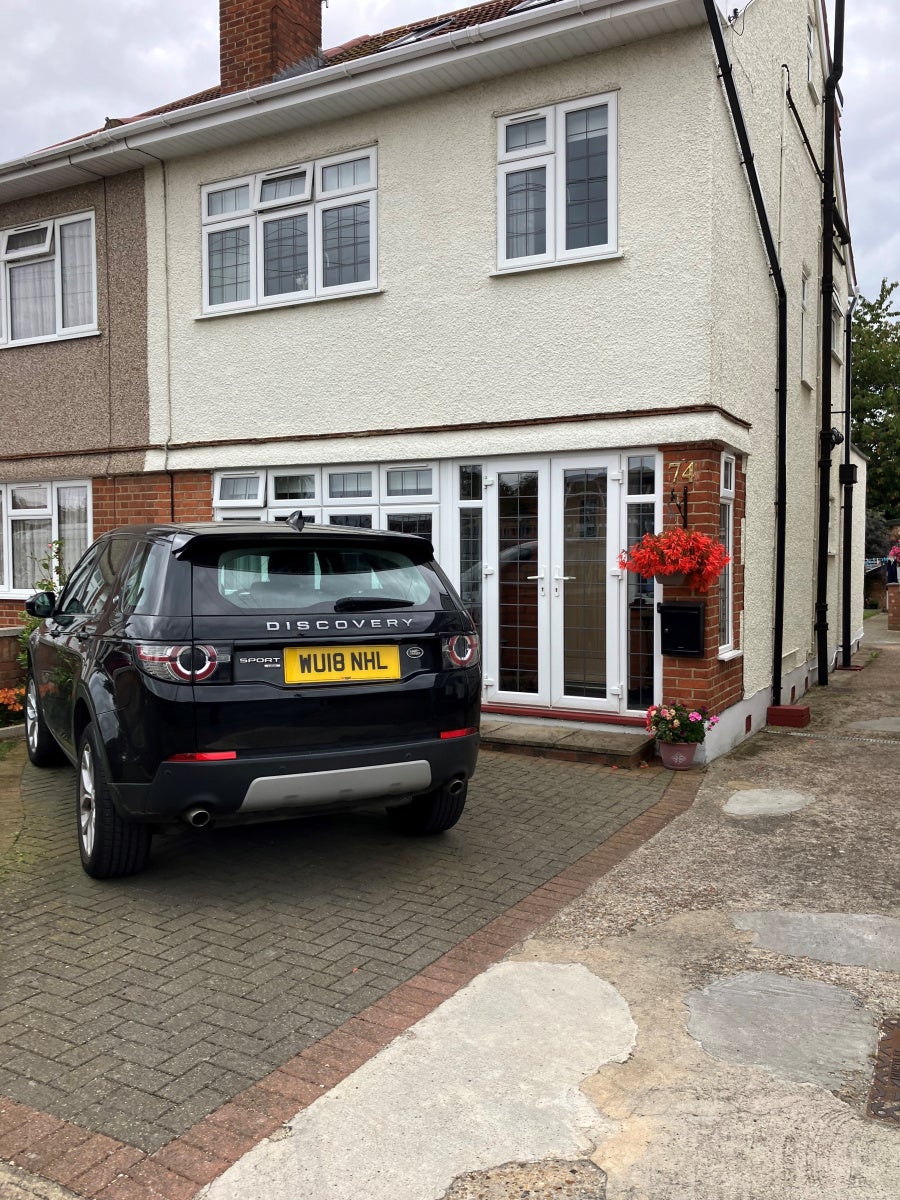 Flat Raynton Drive in Greater London