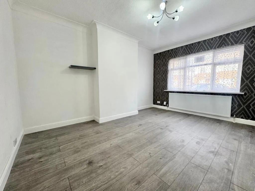 Flat Clifton Road in Slough